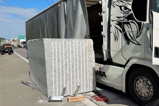 Z kamionu na Pražském okruhu vypadl 25tunový kvádr - Novinky