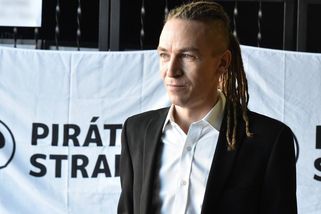 Piráti ve slepé uličce. Bartoš je u „koryta“ odtržen od reality. Přišel čas na změnu - Médium.cz