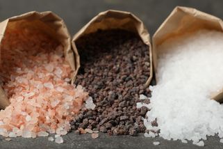 Je růžová sůl zdravější než bílá? Co všechno nevíte o kuchyňské soli - Seznam Zprávy