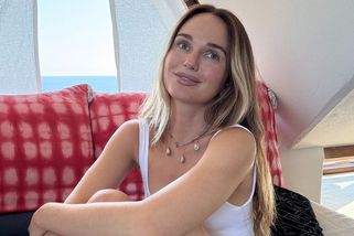 Málem se jí uvařily nohy a přišla o 8,5 prstu, ale přežila. Krásná dívka se po nehodě v klubu musela učit znovu chodit - Super.cz