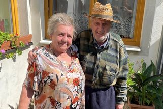 Osmdesátiletí manželé z Tachovska odmítají opustit dům, soud na ně poslal exekutory - Novinky