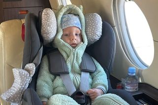 Šťastní rodiče, spokojený Martínek v letadle. Nejsledovanější operace začíná - Seznam Zprávy