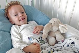 Martínek, kterému lidé darovali přes 150 milionů, odletěl na léčbu do Francie - Novinky