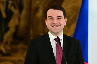 Poslanci kvůli Macinkovi odmítli jednání o škrtech na MZV. Humanitární týmy bijí na poplach