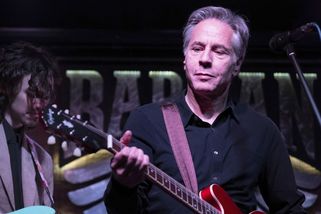 Blinken se v kyjevském baru vytáhl s kytarou - Novinky