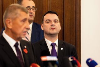 Hlasování o důvěře vládě ŽIVĚ: Přežije Babišova vláda spor Macinky s prezidentem Pavlem