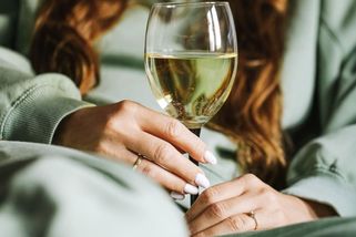 Nenápadný příznak alkoholismu: Děláme to podvědomě, je to bludný kruh, varují experti