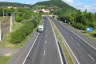 Zběsilou jízdu vysílaly dívky živě na Facebooku: Risk pro lajky a zábavu skončil tragédií - Médium.cz