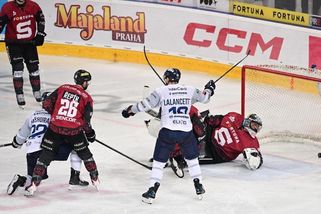 Podražení vlastního brankáře, pak osudný faul. Sparta je znovu krok od vyřazení