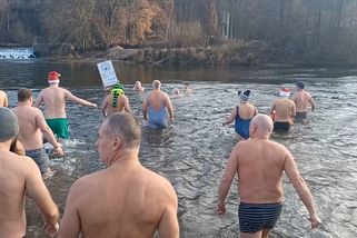 Do Jizery naskákaly na Štědrý den desítky otužilců - Novinky