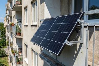 Balkonová fotovoltaika je ve třetině bytů takřka nepoužitelná. Majitelé upozorňují na jednofázové připojení