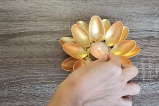 Svícen z plastových lžiček, který dodá harmonii do vašeho domova | Tipy za hubičku