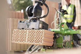 Takhle staví český zdící robot. V Anglii se postará o celou ulici - Seznam Zprávy