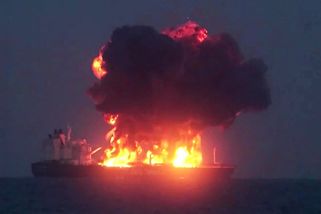 V Rudém moři hoří ropný tanker. Hrozí ekologická katastrofa obřích rozměrů