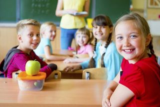 Nový školní rok stojí rodiče tisíce korun. Stát nabízí štědrou pomoc, jak o ni požádat?