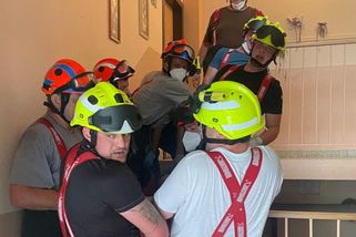 Transport nadrozměrného pacienta na Uherskohradišťsku: pomáhat muselo jedenáct hasičů - Novinky