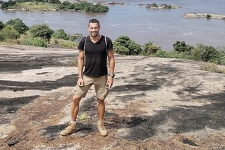 Po téměř pěti stech dnech za mřížemi doma. Jan Darmovzal přistál v Praze - Seznam Zprávy