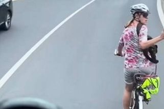 Cyklistka si během jízdy natáčela kamion za ní. Nepřípustné, reagují odborníci