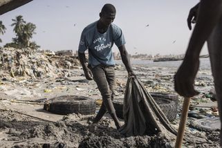 Fotky: Pohádkové pláže dusí plastový odpad a průmyslová odpadní voda - Seznam Zprávy
