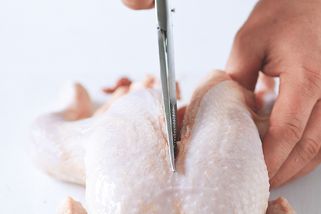 Škola vaření: Z jednoho kuřete čtyři jídla. Naučte se porcovat a ušetřete