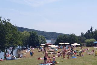 Kúpanie s rakmi ako vizitka kvality. Pláže pri Košiciach lákajú tisícky návštevníkov