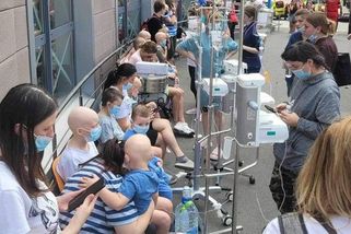 Ruské rakety vyhnaly v Kyjevě na ulici děti s rakovinou - Novinky