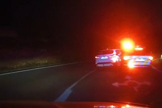 Řidič BMW ujížděl policistům z pražských Strašnic až na Vysočinu. Honičku ukončila hlídka pit manévrem