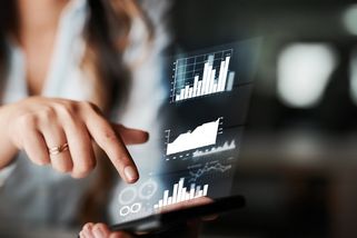 Blízký východ a burzy krvácejí. Válka má jen pár akciových vítězů