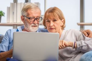 Pokrývá valorizace důchodů zdražování? Vyhrocený spor rozděluje důchodce i politiky - Médium.cz