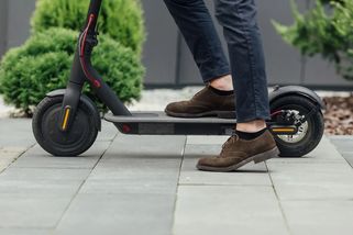 Přilby už jsou povinné na všech typech koloběžek. Policie bude hříšníky okamžitě pokutovat