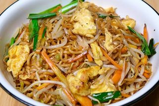 Když se mi nechce vařit, tyto nudle to jistí – vyjdou doslova na pár kaček, jsou v mžiku hotové a chutnají jako z asijského bistra