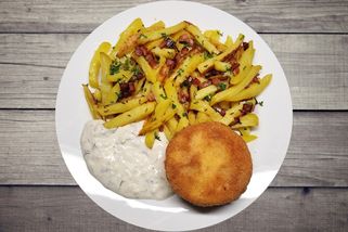 Lahodný smažený hermelín a hranolky se slaninou. Díky jednoduchému triku sýr nevyteče | Vaříme s Mozkem