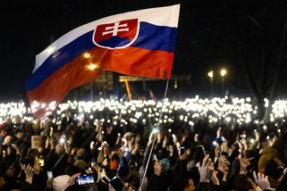 „Dost bylo Fica.“ Fotky z protestu, jaký Slovensko dlouho nezažilo - Seznam Zprávy