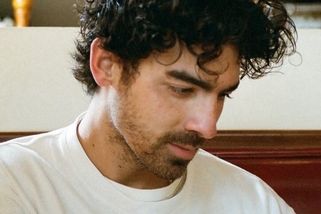 Mladík vypadá úplně jako Joe Jonas. Lidé na ulici žádají, aby jim zpíval, ženy po něm chtějí potomky - Super.cz