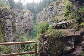 Vlčí jámy a Jindřišské skály. Dvoudenní vandr z Horní Blatné do tichých lesů Krušných hor - Médium.cz