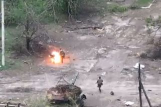 VIDEO: Nepovedený úklid min. Rus se rozletěl na kusy, jeho kolega máchal rukama, třetí utekl pryč