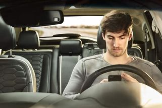 Nová vlna podvodných SMS děsí řidiče. Hrozí pokutami i soudem