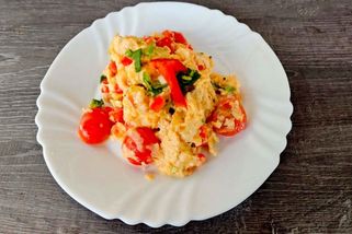 Anglická míchaná vajíčka se zeleninou: snídaně, která tě postaví na nohy | Zdraví na talíři