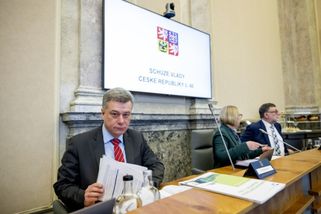 Blažek nepokládá dosavadní verdikty ÚS o platech soudců za ústavní