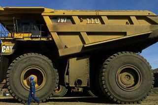 Těžkotonážní legenda: Caterpillar 797 patří mezi největší nákladní vozy planety