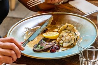 Guláš, svíčkovou, řízek ani knedlo vepřo zelo Češi nevymysleli. Historie naší tradiční kuchyně