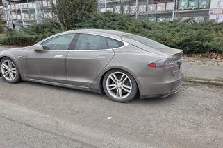 Tesla na břiše leží na Praze 8 už několik týdnů. Drahá by byla i zadarmo - Médium.cz