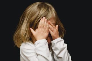 Děda zneužíval vnučku, soud obhajuje verdikt: Dítě nebude mít následky, tvrdí – eXtra.cz