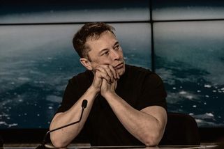 Musk měl ve Spojených státech pracovat nelegálně....
