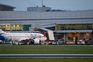 Kufry na letišti vykládají hasiči - Novinky