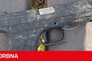 Zděšený otec volal strážníky na hřiště v Líšni. V pískovišti se povalovala zbraň