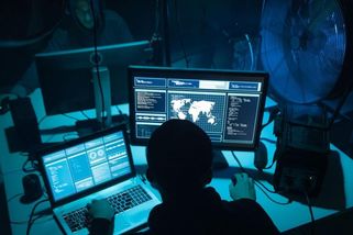 „Mladým lidem vkládáme do rukou časované bomby,“ varuje šéf BIS