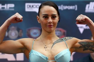 Půvabná boxerka se toho nebojí: Na vážení si to nakráčela nahoře bez!