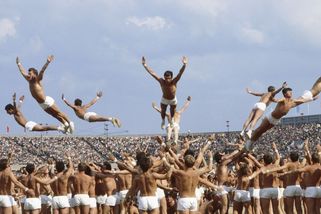 40 let od poslední spartakiády. Vojáci museli cvičit s horečkami a často se zranili - Seznam Zprávy