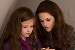 Bella ze Stmívání se radikálně změnila. Kristen Stewartová má chlapeckou vizáž a randí se starší blondýnkou